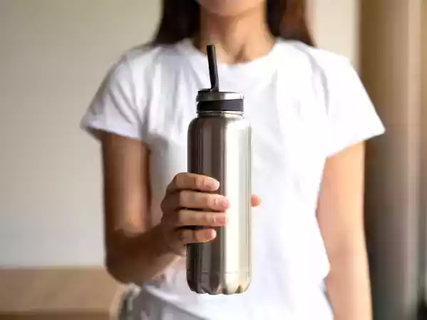 Beber mais água todos os dias: por que (e como) a garrafa de água com canudo pode mudar sua vida