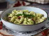 Receita Salada de macarrão com pesto de curgete (abobrinha), mozzarella e tomate seco
