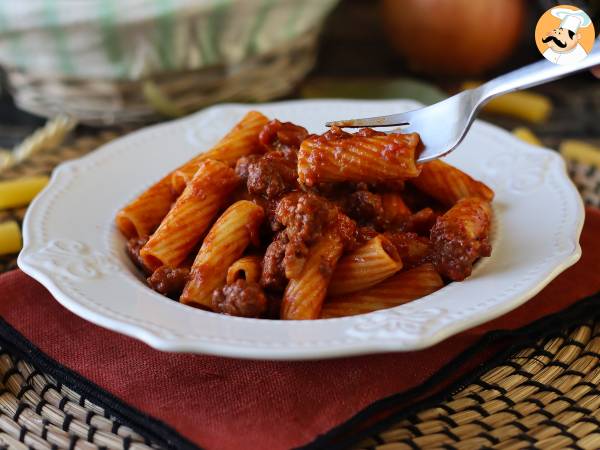 Macarrão ao molho de salsicha fresca (linguiça): um prato simples com sabor intenso - Preparação Passo 9