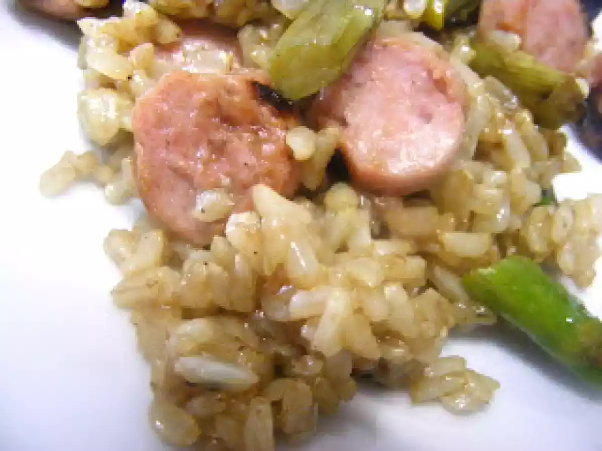 Arroz integral com salsicha fresca de perú, espargos e balsâmico
